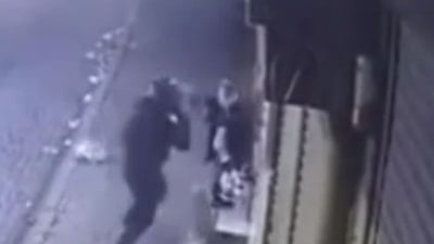 İstanbul'da hız yapan motosikleti süpürgeyle durdurmaya çalışan yaşlı adam darbedildi