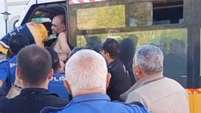 Gaziantep’te dolmuş sürücüsü cezaya sinirlenip kendini ve aracını yakmaya çalıştı