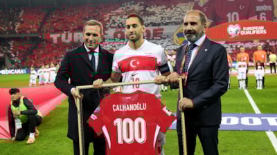 A Milli Takım'da 100. maçına çıkan Hakan Çalhanoğlu’na plaket!