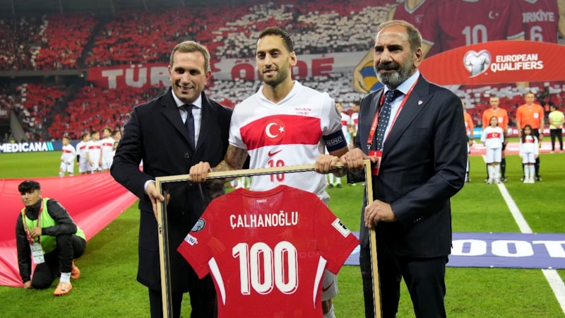 A Milli Takım'da 100. maçına çıkan Hakan Çalhanoğlu’na plaket!
