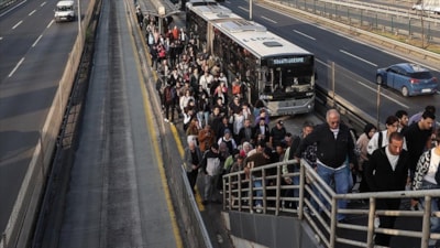 İstanbul'da metrobüs bozuldu, vatandaşlar isyan etti