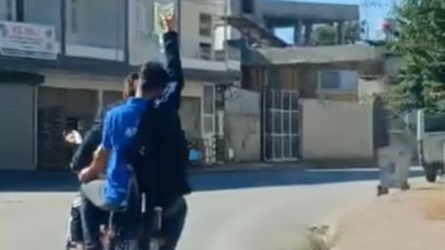 Adana'da trajikomik görüntü: Serum takılı halde motosikletle yolculuk yaptı