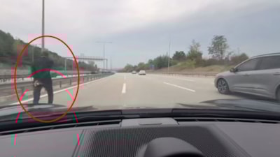 Bursa'da otoyolda yürüyen yaya, ezilmekten son anda kurtuldu