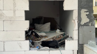 İstanbul'da evsizler, tahliye edilen binanın duvarlarını kırıp içeri girdiler