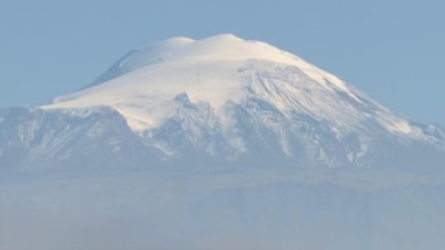 Ağrı Dağı beyaza büründü, Iğdır'da bahar havası var