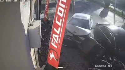 Osmaniye'de seyir halindeki otomobil, park halindeki araçlara çarptı