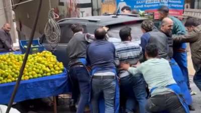 İstanbul'da tezgah açamayınca pazar yerine bırakılan aracı el birliğiyle kaldırdılar
