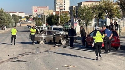 Karaman'da feci kaza: Ağacı kırıp taklalar atan otomobil hurdaya döndü