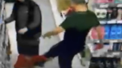 Eskişehir'de bir markette küçük çocuğu acımasızca tekmeledi