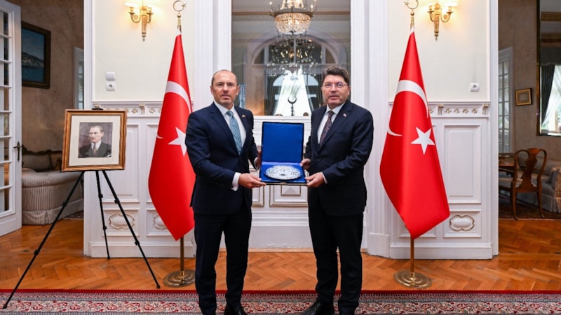 Yılmaz Tunç'tan Türkiye’nin Bükreş Büyükelçiliği’ne ziyaret