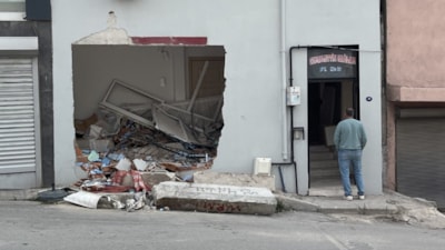 İzmir'de freni boşalan kamyon duvarı yıkıp eve girdi