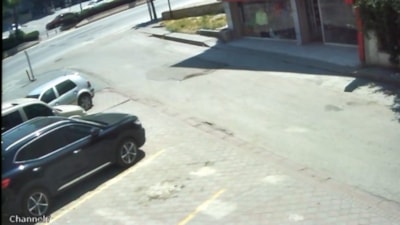 Ankara'da bir kadının ağır yaralandığı kaza anı kamerada