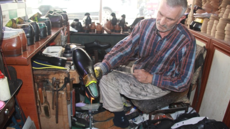 Ordu'da 40 yıllık ayakkabı ustası boyama işlemini ateşle yapıyor