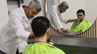 Hatay'da yıllardır dışarı çıkmayan Barış tıraş oldu, duş aldı