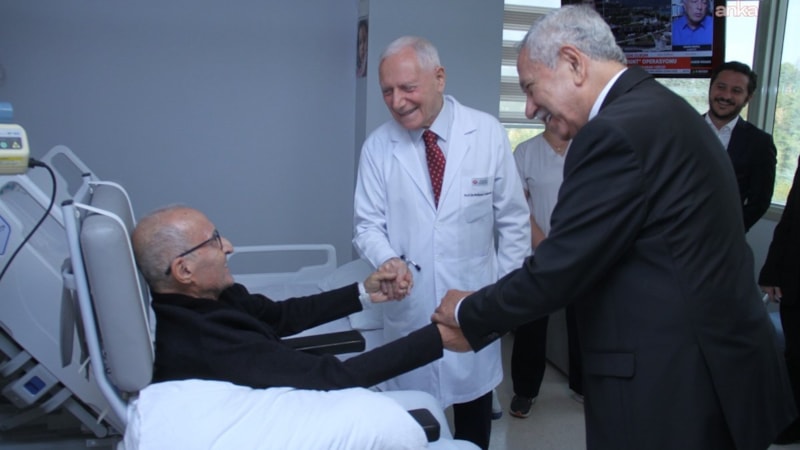 Bülent Arınç, hastanede tedavi gören Hikmet Çetin'i ziyaret etti