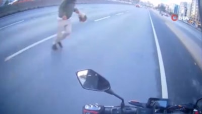 İstanbul'da korkutan anlar: Yola atlayan yaya, canını hiçe saydı