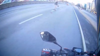 İstanbul'da trafiğe aldırış etmeyen yayanın sorumsuzluğu pes dedirtti