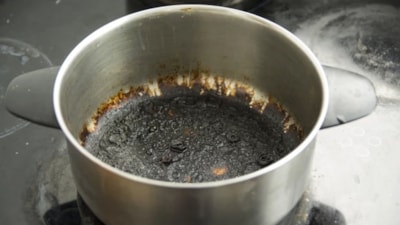 Kimyasal yok, zahmet yok… Tenceredeki yanık lekesi tek hamlede yok oluyor