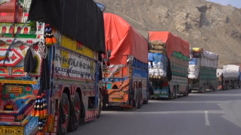 Afganistan-Pakistan sınırlarını kapattı: Tırlar ve kamyonlar kapıda kaldı