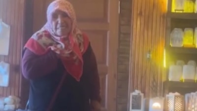 Çankırı'da bir esnaf ile içeri girmeye çekinen kadının gülümseten diyaloğu