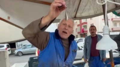 Ankara'da bir esnafın akılalmaz satış yöntemi: Balıkları çiğ çiğ yedi