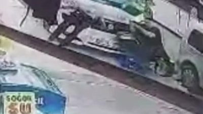 Adana'da kaldırıma çıkan minibüs yayalara çarptı