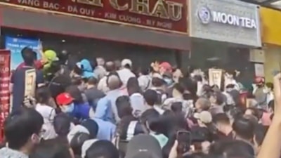 Ons altın bir günde 100 dolar arttı: Dünya genelinde vatandaşlar kuyruklar oluşturdu