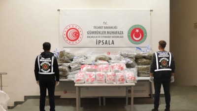 Gümrük kapılarında 809 milyon TL'lik narkotik operasyonu: 1 ton 326 kilo uyuşturucu ele geçirildi