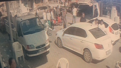 Antalya'da motosikletli, önüne çıkan motosiklete çarpmamak isterken yola savruldu