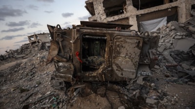 Gazze'den çekilen İsrail ordusu, hasarlı araçlarını bıraktı