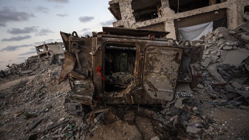 Gazze'den çekilen İsrail ordusu, hasarlı araçlarını bıraktı