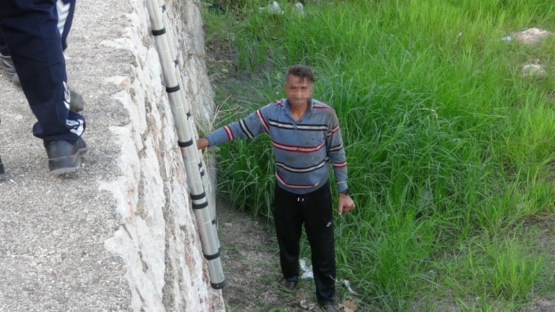 Antalya'da alkolün etkisiyle su kanalına düşen şahıs köpeğinin havlamasıyla fark edildi