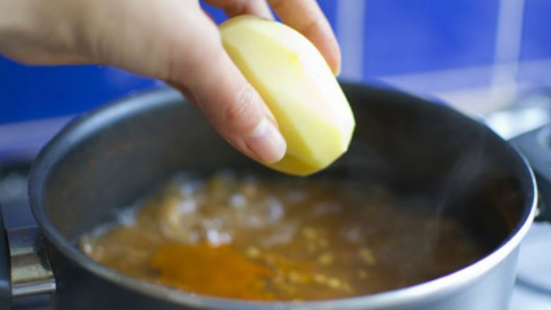 Şefler bu hileyi kullanıyor: Patatesle yemeğin tuzu dengeleniyor