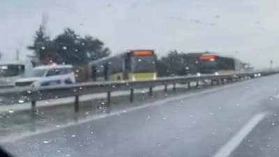 Büyükçekmece'de İETT otobüsünün kayarak yoldan çıktığı anlar