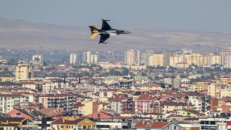 SOLOTÜRK Kayseri'de gösteri uçuşu yaptı: Vatandaştan yoğun ilgi