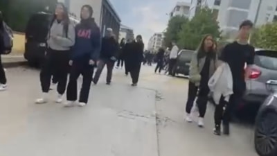 Bursa'da motosikletlinin okul önünde tehlikeli yolculuğu kamerada