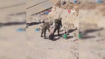 İsrail askerleri iki çocuğa şiddet uygulayıp yerlerde sürükledi