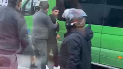 İstanbul'da minibüs şoföründen meslektaşına tekme tokat saldırı: Sen öldün