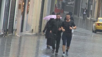 İstanbul Taksim'de sağanak turistleri zorladı