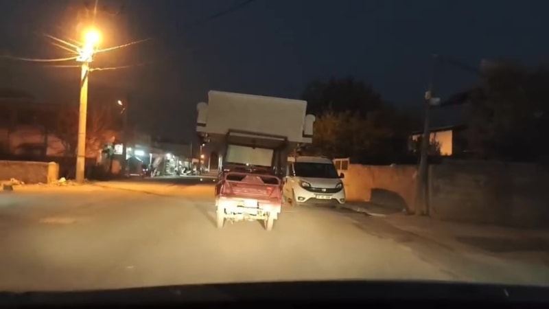 Hatay'da motosikletle koltuk taşıyan şahsa ceza