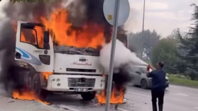 Bursa'da seyir halindeki kamyon alevler içerisinde yandı