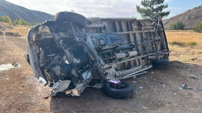 Sivas'ta minibüs, istinat duvarından düştü: 4 yaralı