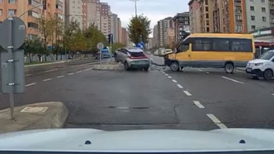 İstanbul'da kırmızı ışıkta geçen sürücü kazaya neden oldu: O anlar kamerada