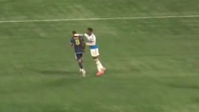 Wilfried Zaha, rakibinin kafasına vurdu!