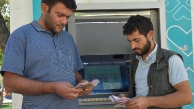 Şanlıurfa'da ATM'de buldukları paranın sahibini arıyorlar