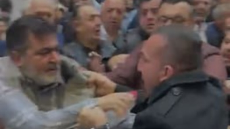 CHP Kocaeli İl Kongresi'nde gerginlik: Görüntü almak isteyen gazeteciye saldırdılar