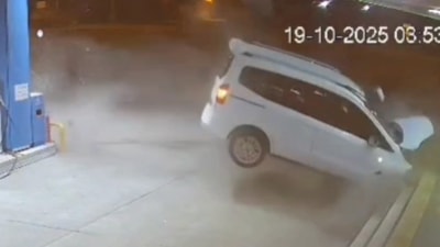 Mardin'de bir araç akaryakıt istasyonuna daldı