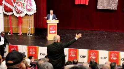 CHP Sivas İl Kongresi'nde 'etek' krizi: Yapay zekayla etek giydirildi