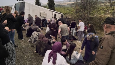 Denizli’de tur otobüsü şarampole devrildi: 1 ölü, 32 yaralı