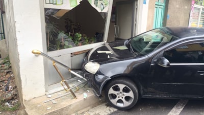 Tekirdağ'da otomobil dükkâna girdi